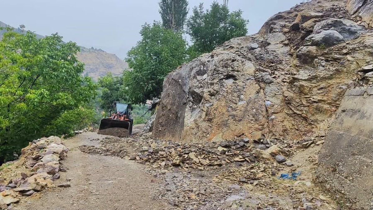 Sason\'da İlçe Özel İdaresi heyelanla kapanan Derince ve Yücebağ yollarını açtı