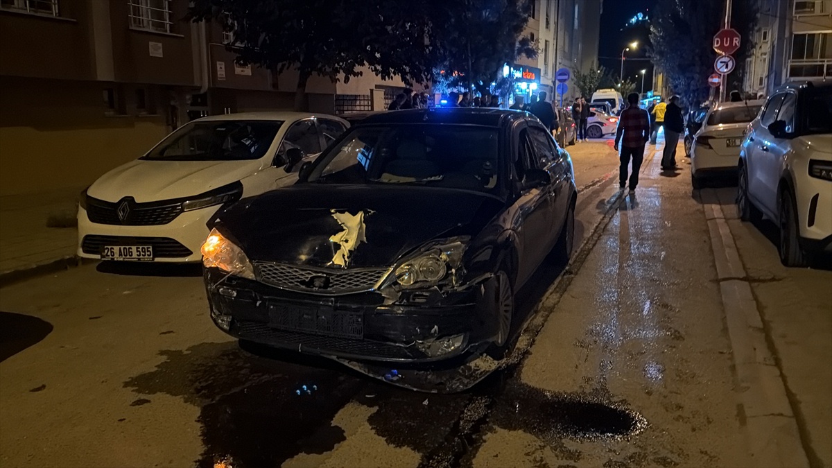 Eskişehir\'de iki otomobil çarpıştı, savrulan araç yayaya çarptı, 7 kişi yaralandı