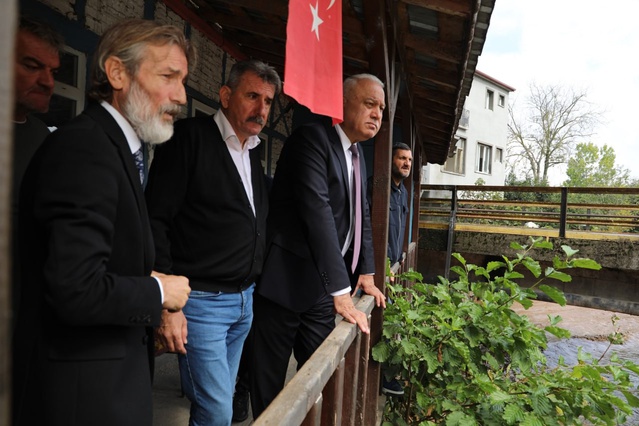 Karasu'da sel mağduru esnafı ziyaret eden SESOB, baraj-bent talebini DSİ'ye iletecek