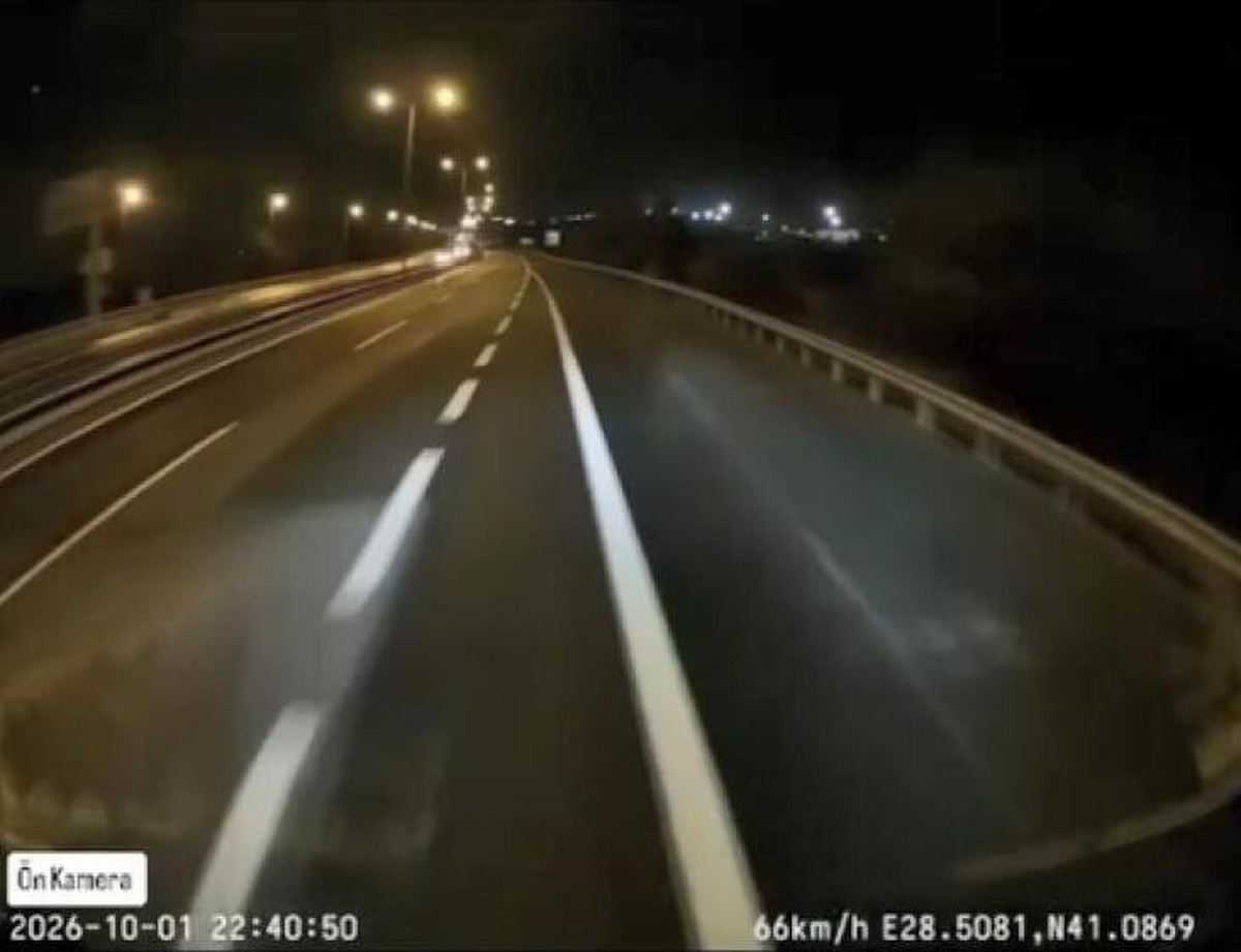 Silivri TEM\'de otomobil TIR\'la çarpıştı, TIR\'ın altında kalmaktan son anda kurtuldu