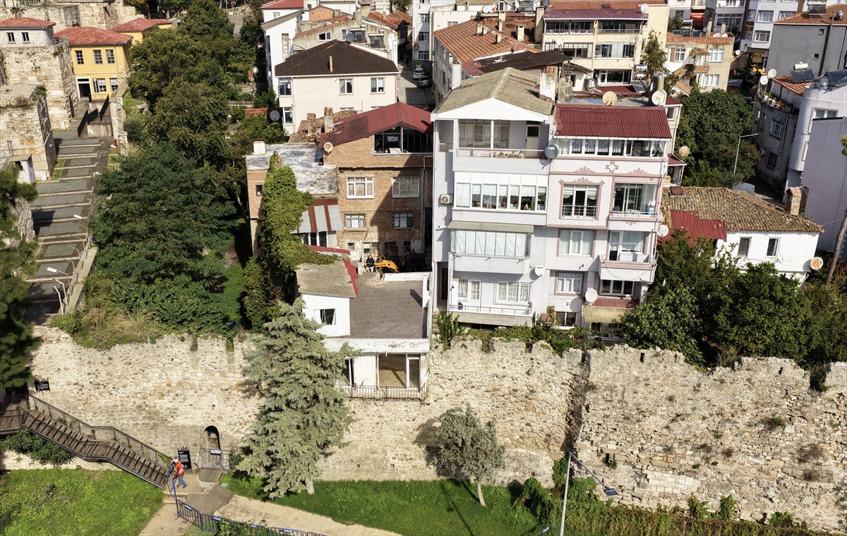 Sinop Kalesi surlarındaki 4 kalekondu yapının yıkımı başladı, 28 parsel temizlenecek