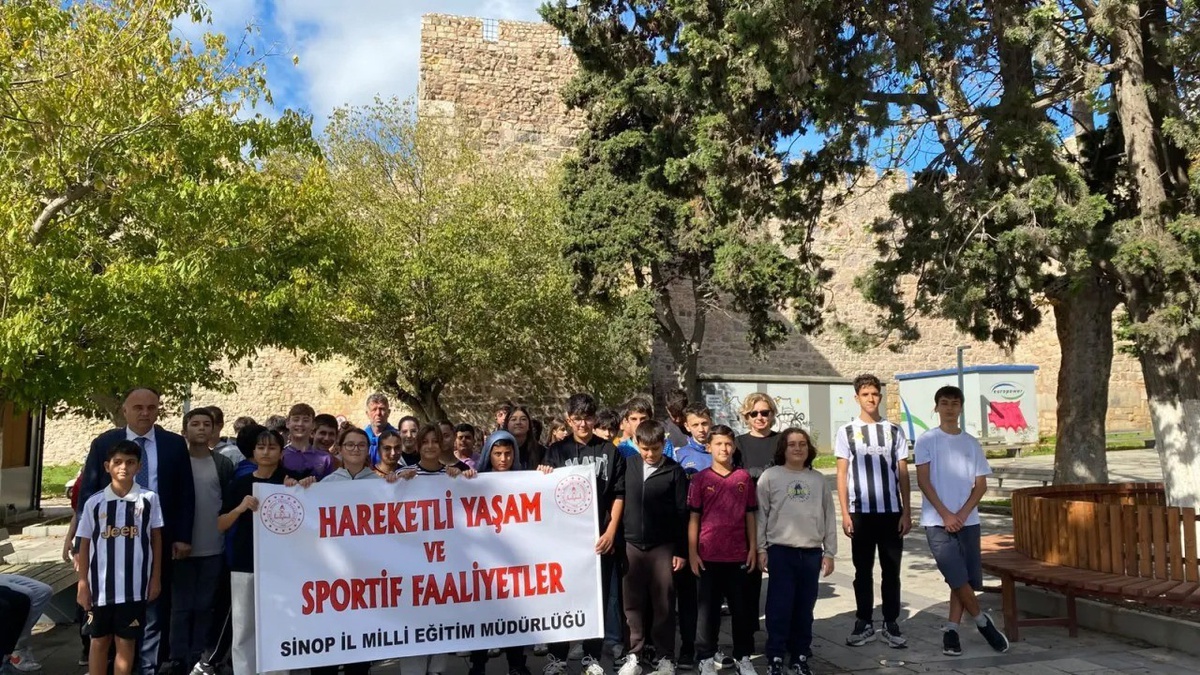 Sinop\'ta Dünya Yürüyüş Günü\'nde öğrenciler yürüyüş yapıp basketbol şutu attı