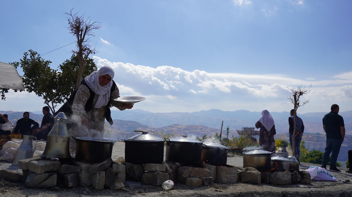 Şırnak Balveren\'de yaklaşık 3 asırlık mezarlık ziyareti 5 bin kişiyi ağırladı