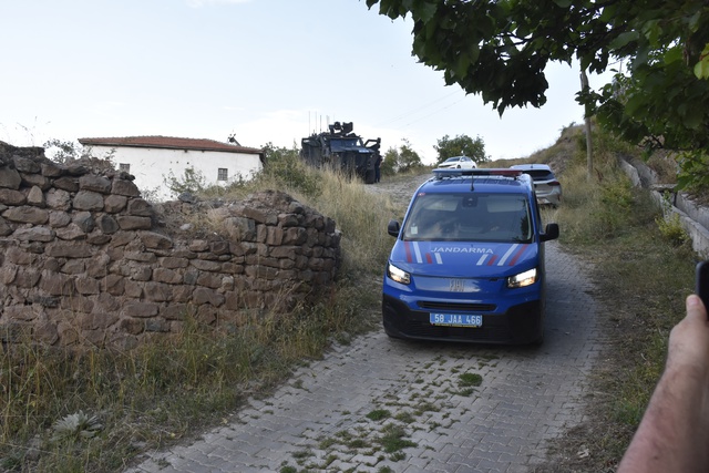 Sivas Divriği'de 11 aylık bebeğin annesiyle birlikte düşüp öldüğü iddia edildi