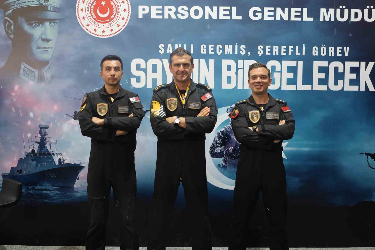 SOLOTÜRK, Şanlıurfa\'da TEKNOFEST Güneydoğu\'ya özel gösteriyle gökyüzüne imza attı