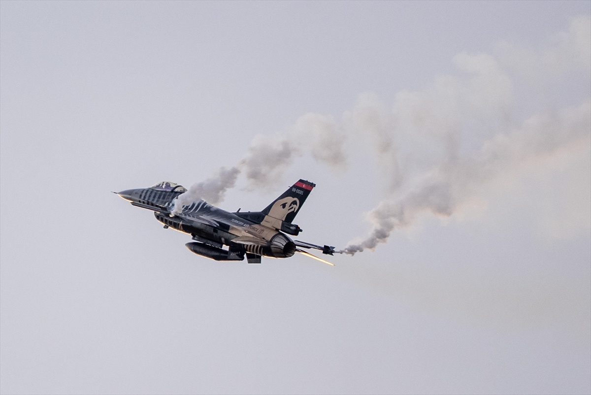 SOLOTÜRK, Şanlıurfa TEKNOFEST\'te F-16 uçuşuyla coşkuyu zirveye taşıdı