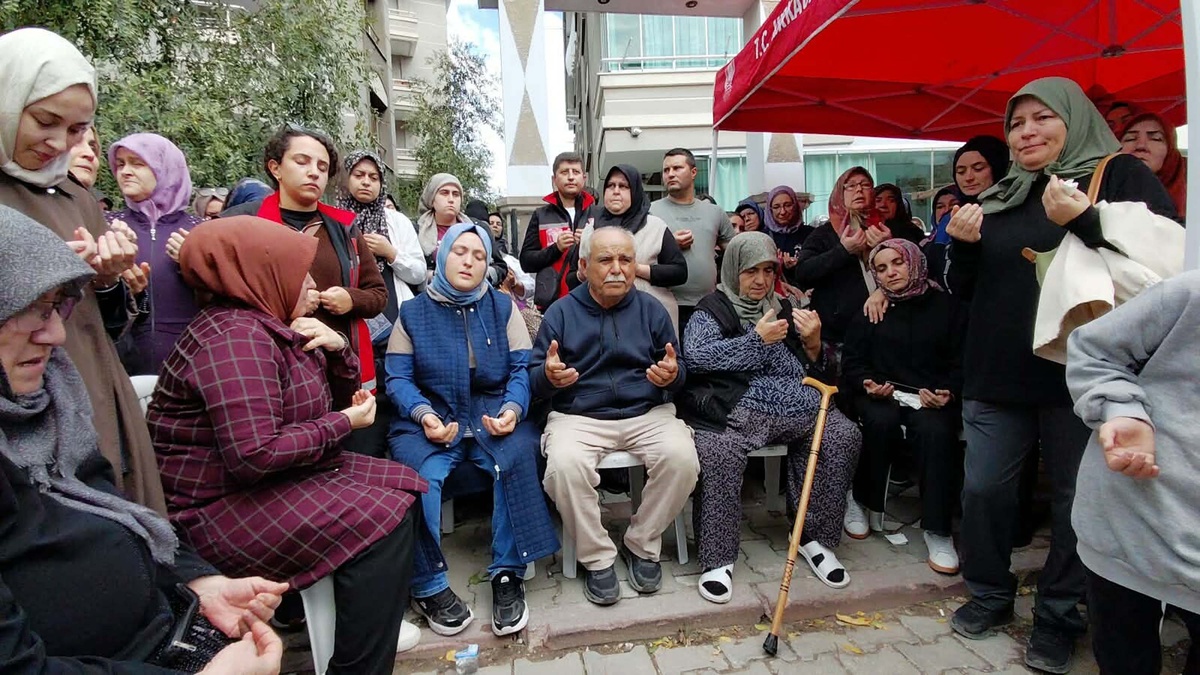 Soma\'daki maden ocağındaki göçükte ölen Ömer Karakaya Kırkağaç\'ta toprağa verildi
