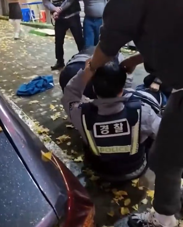 Şüpheliyle boğuşurken peruğu uçtu! Yardımına vatandaş koştu
