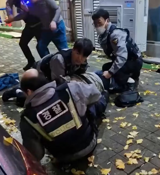 Şüpheliyle boğuşurken peruğu uçtu! Yardımına vatandaş koştu