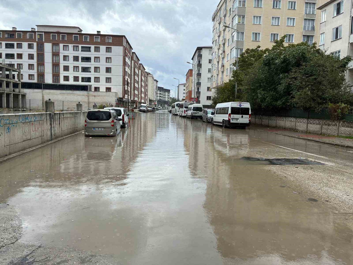 Tekirdağ Çerkezköy\'de sağanak yolu göle çevirdi, su 50 santimetreye ulaştı