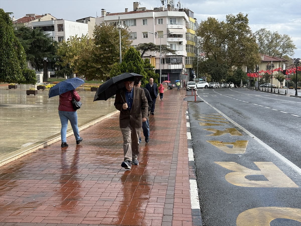 Tekirdağ\'da kuvvetli sağanak hayatı olumsuz etkiledi, vatandaşlar duraklara sığındı