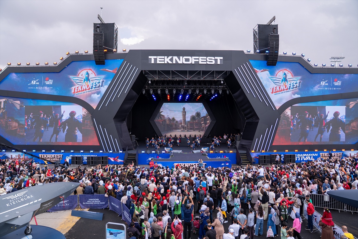 Şanlıurfa\'daki TEKNOFEST\'te halk oyunları gösterisi izleyicilerin beğenisini kazandı