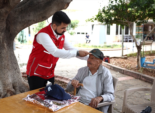 Kızılay'ın genç gönüllüleri Mersin'de huzurevi sakinleriyle buluştu