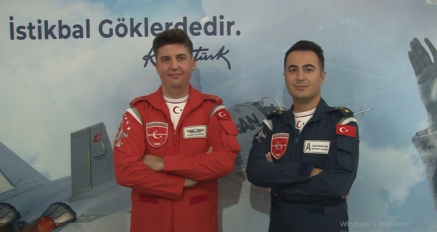 Türk Yıldızları Şanlıurfa'da TEKNOFEST'te gençlere hayallerini bırakmamayı öğütledi