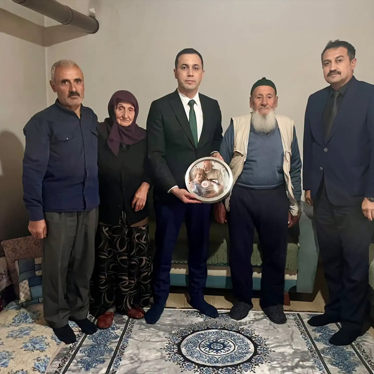 Ulaş Kaymakamı Avcı, evlerinde ziyaret ettiği yaşlılara hediye verdi