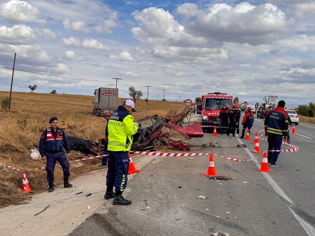 Uşak Ulubey'de kamyon-otomobil kazasında 3 kişi öldü, yaralı sürücü gözaltına alındı