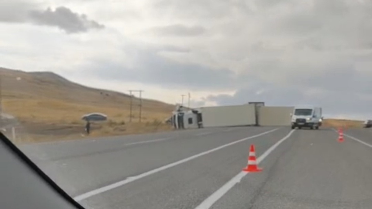 Van-Erciş karayolunun Çakırbey mevkiinde devrilen tırın sürücüsü yaralandı