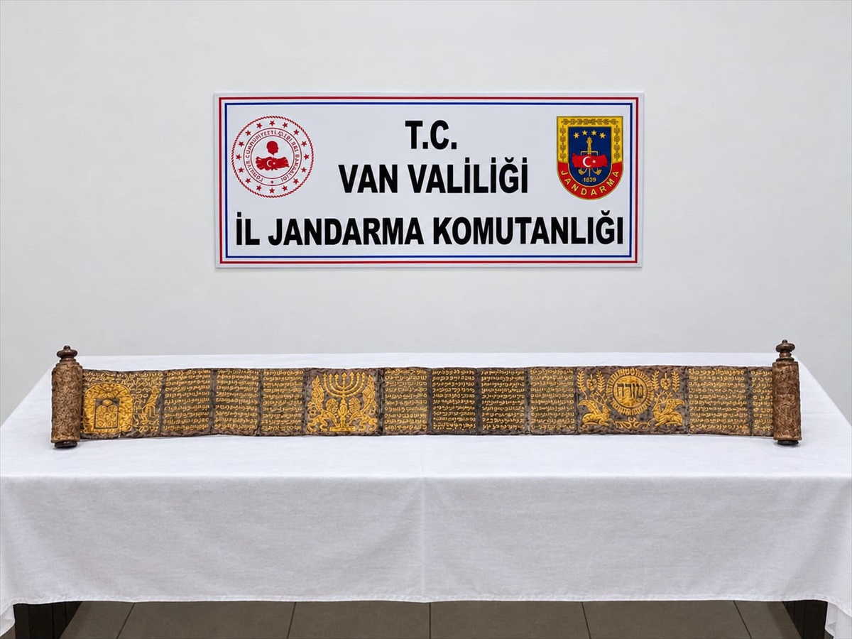 Altın yaldızlı 3 metrelik tomar Van\'da jandarmanın eline geçti: Tevrat olduğu düşünülüyor