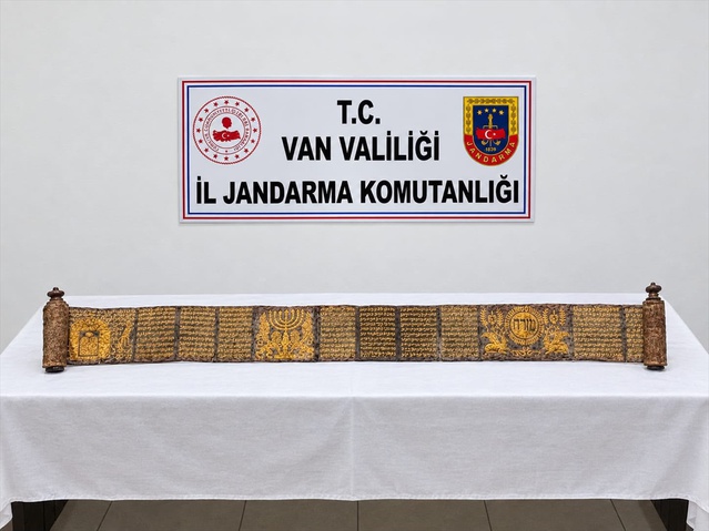 Altın yaldızlı 3 metrelik tomar Van'da jandarmanın eline geçti: Tevrat olduğu düşünülüyor