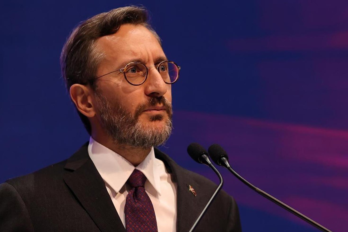 Vatikan\'a giden Fahrettin Altun bambaşka biri oldu! Yeni tarzı dikkat çekti