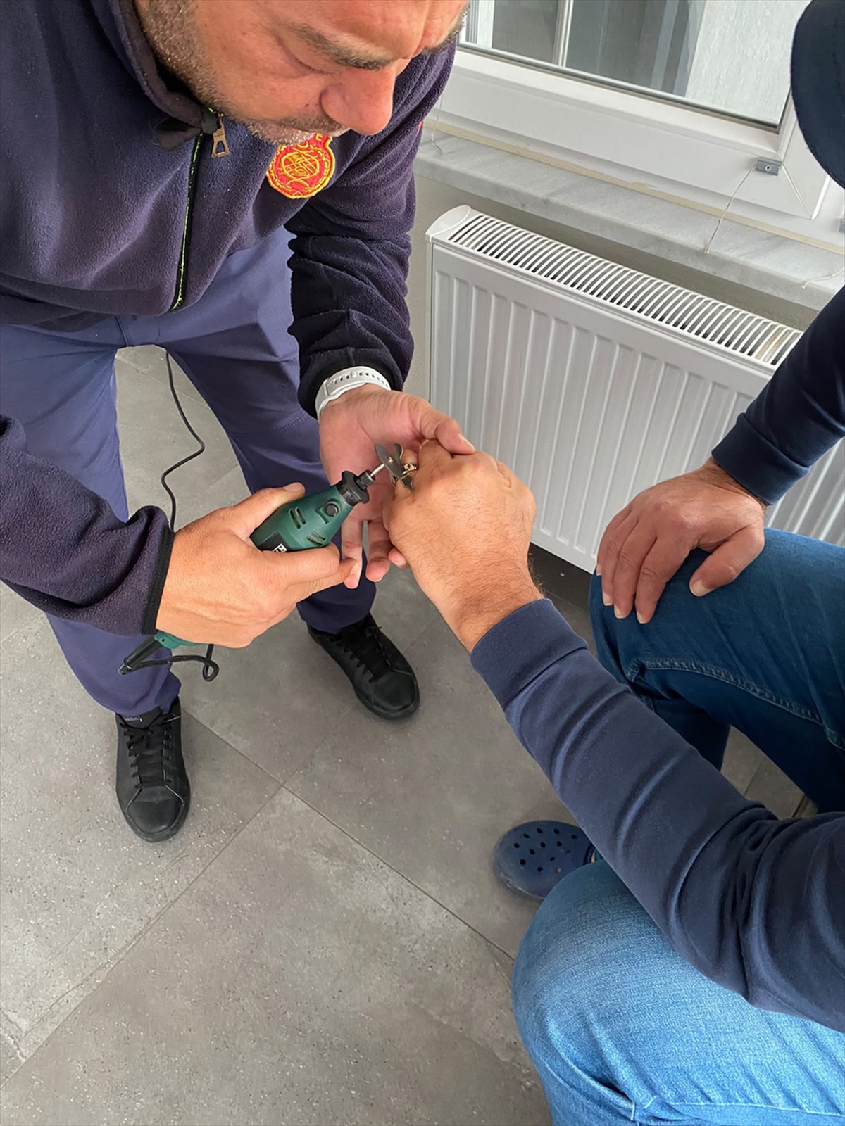 Yalova Çınarcık\'ta şişen parmağa sıkışan yüzüğü itfaiye elektrikli aletle kesti