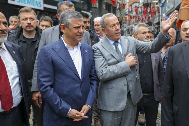 YENİ Parti Genel Başkanı Özel, Rize Pazar'da sel hasarı olan caddede esnafla buluştu