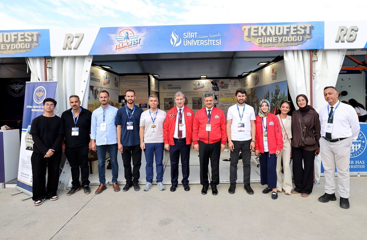 YÖK Başkanı Özvar, TEKNOFEST Güneydoğu\'da AİÇÜ standında öğrencileri tebrik etti