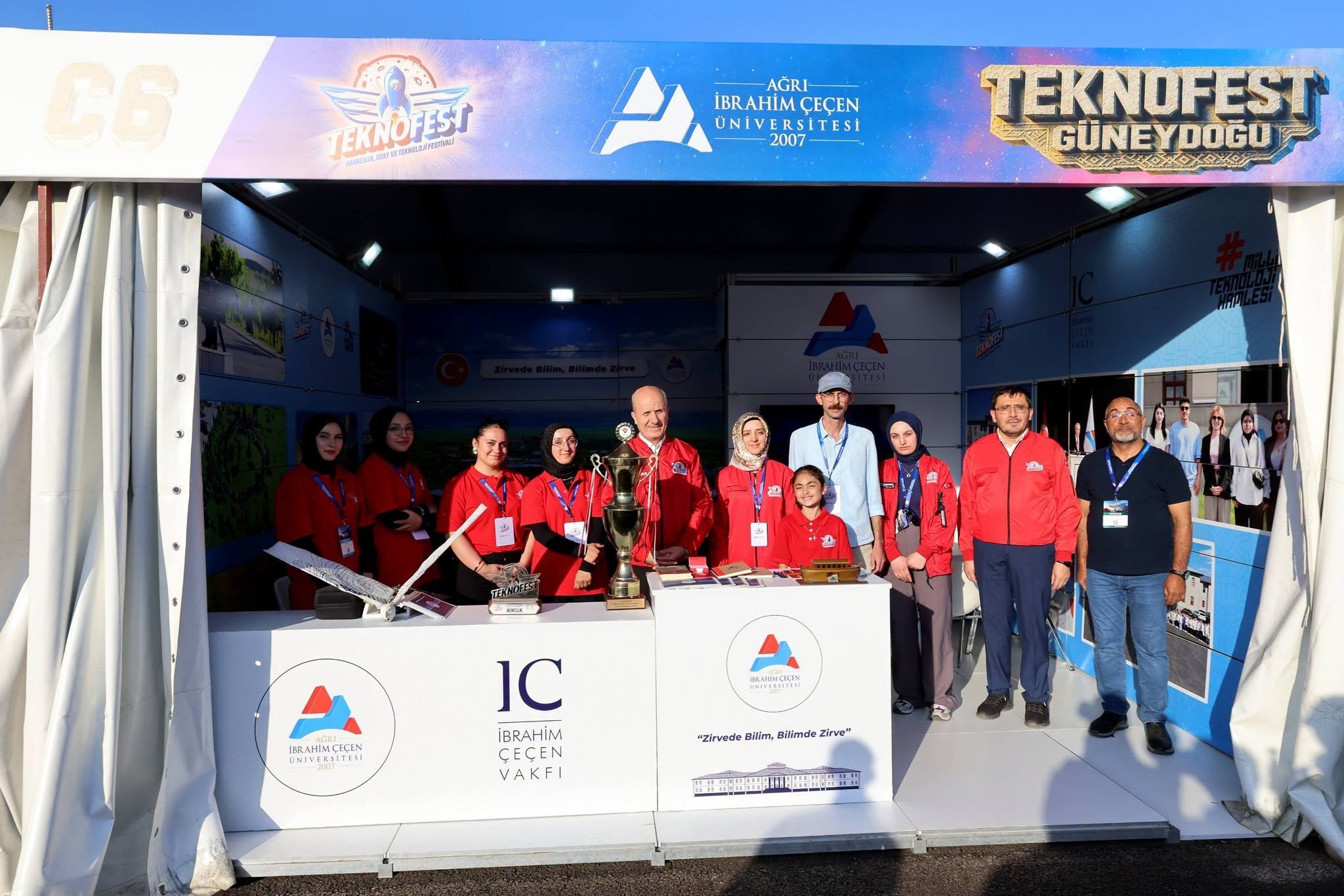 YÖK Başkanı Özvar, TEKNOFEST Güneydoğu'da AİÇÜ standında öğrencileri tebrik etti