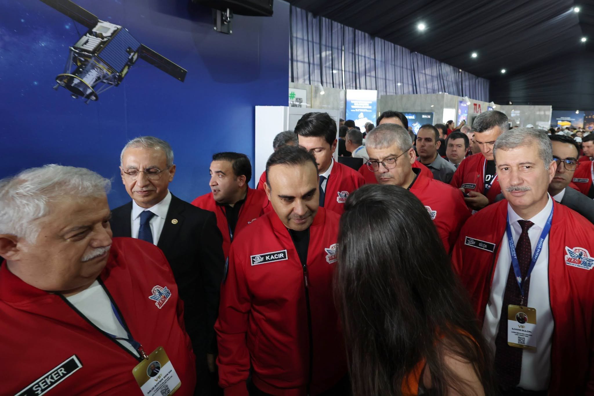 YÖK Başkanı Özvar, TEKNOFEST Güneydoğu'da AİÇÜ standında öğrencileri tebrik etti