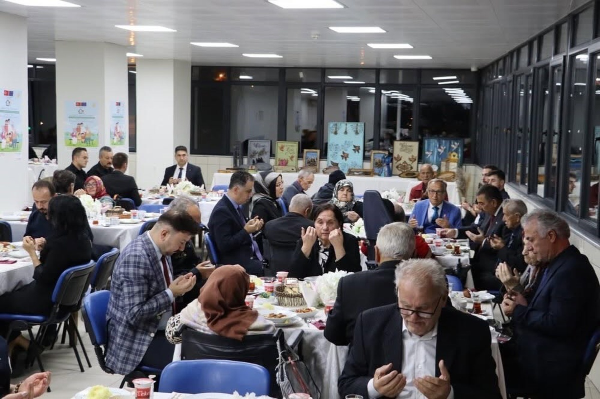 Zonguldak Merkez Huzurevi\'nde sakinlere \'Huzurevinin Enleri\' kartları takdim edildi