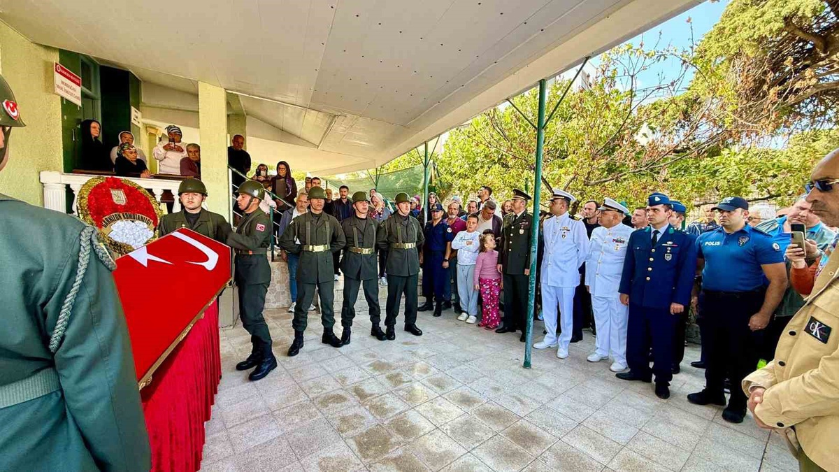73 yaşındaki Kıbrıs Gazisi Ali Yay, Karaburun\'da askeri törenle toprağa verildi