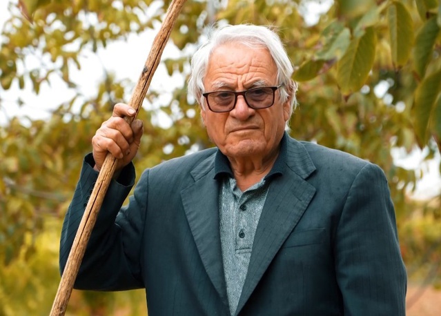 78 yaşındaki Hüseyin Er, Kaman'da ceviz bahçesinde bozlak söyleyerek üretiyor