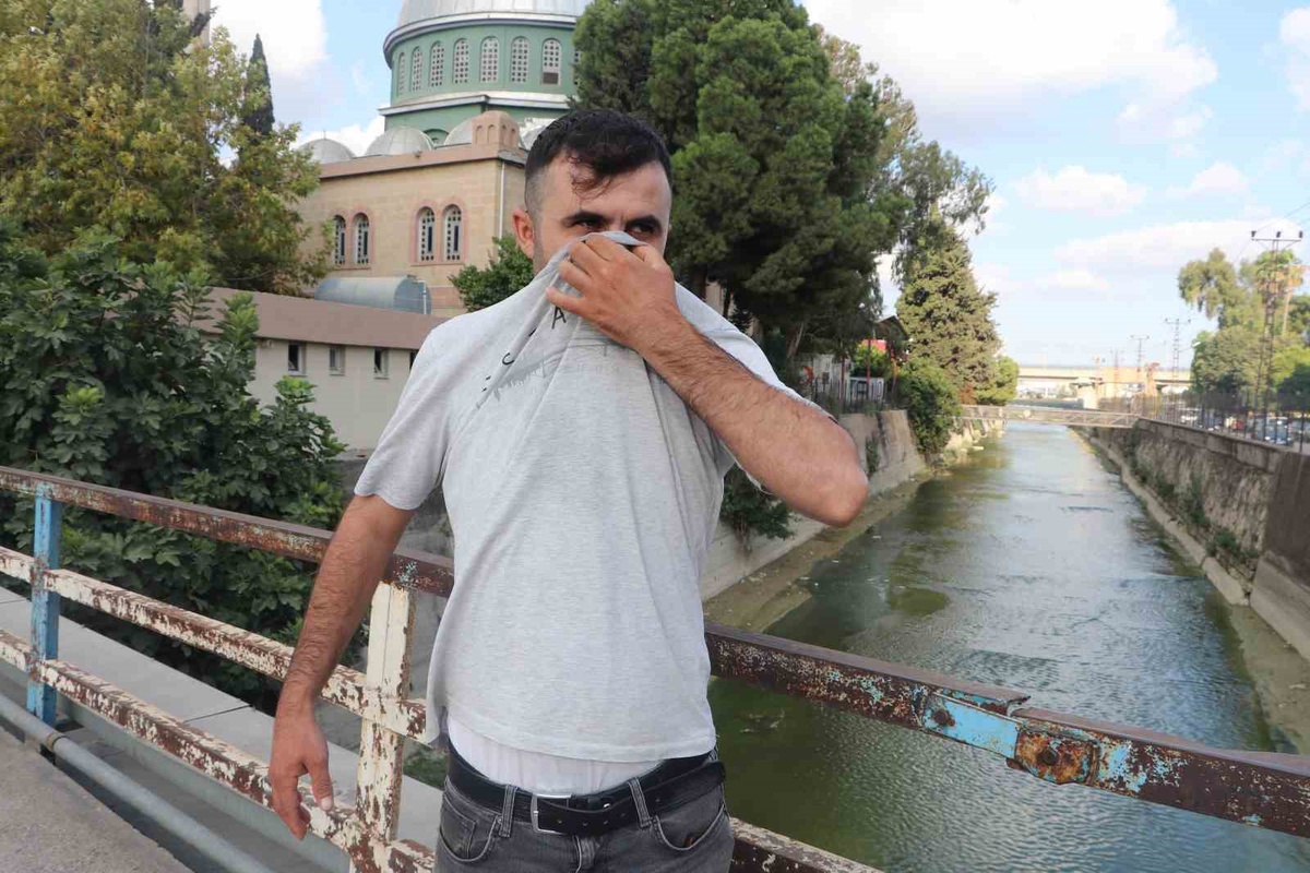 Adana Yüreğir\'de kötü koku yayan sulama kanalına esnaf ve vatandaşlar tepki gösterdi