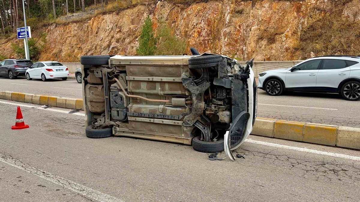 Afyonkarahisar\'da çarpışan iki otomobilden biri devrildi, sürücüler yaralanmadı.