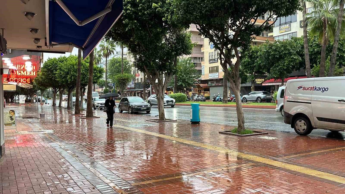 Alanya\'da sağanak sabah saatlerinde etkili oldu, bazı vatandaşlar tentelere sığındı