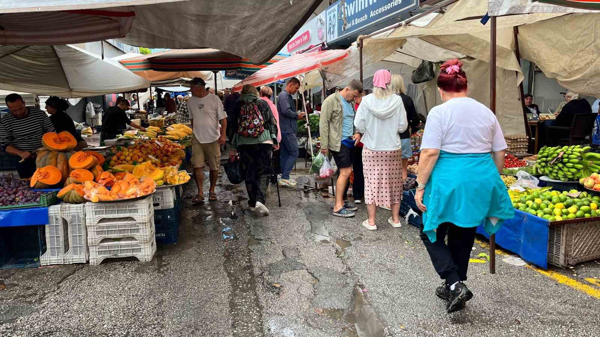 Alanya Mahmutlar\'da sağanak, Cumartesi Pazarı\'nı su altında bıraktı, rögarlar tıkandı
