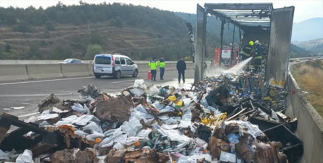 Bolu'da tır dorsesinde çıkan yangın söndürüldü, dorse kullanılamaz hale geldi