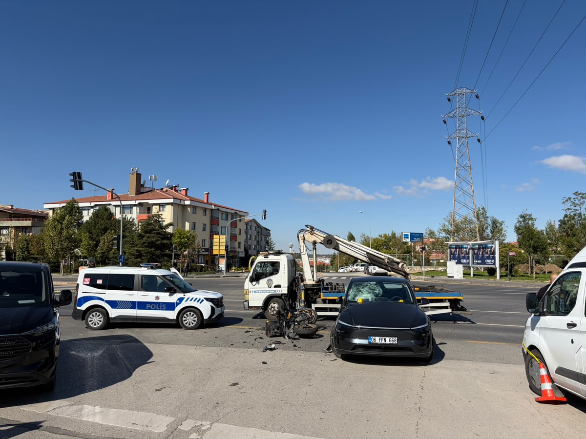 Ankara Çankaya\'da otomobilin çarptığı motosiklet sürücüsü Cem Şahin hayatını kaybetti