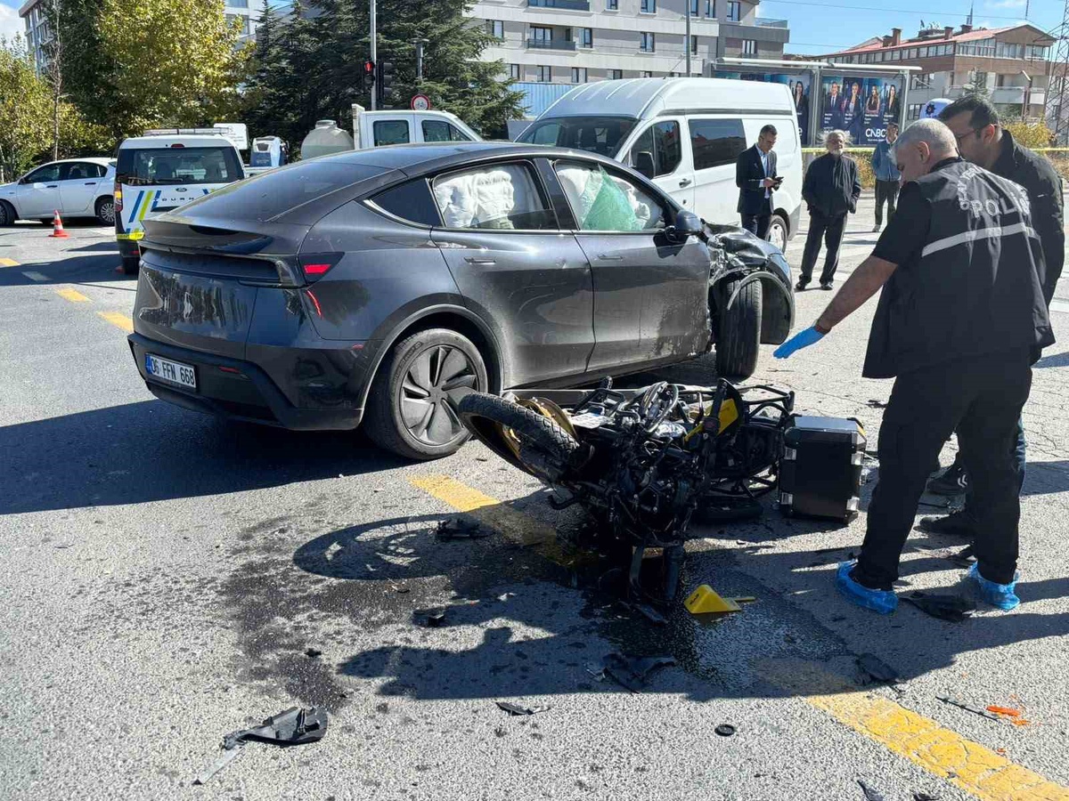 Ankara Çankaya Kırkkonaklar\'da otomobil ile motosiklet çarpıştı, 1 kişi öldü