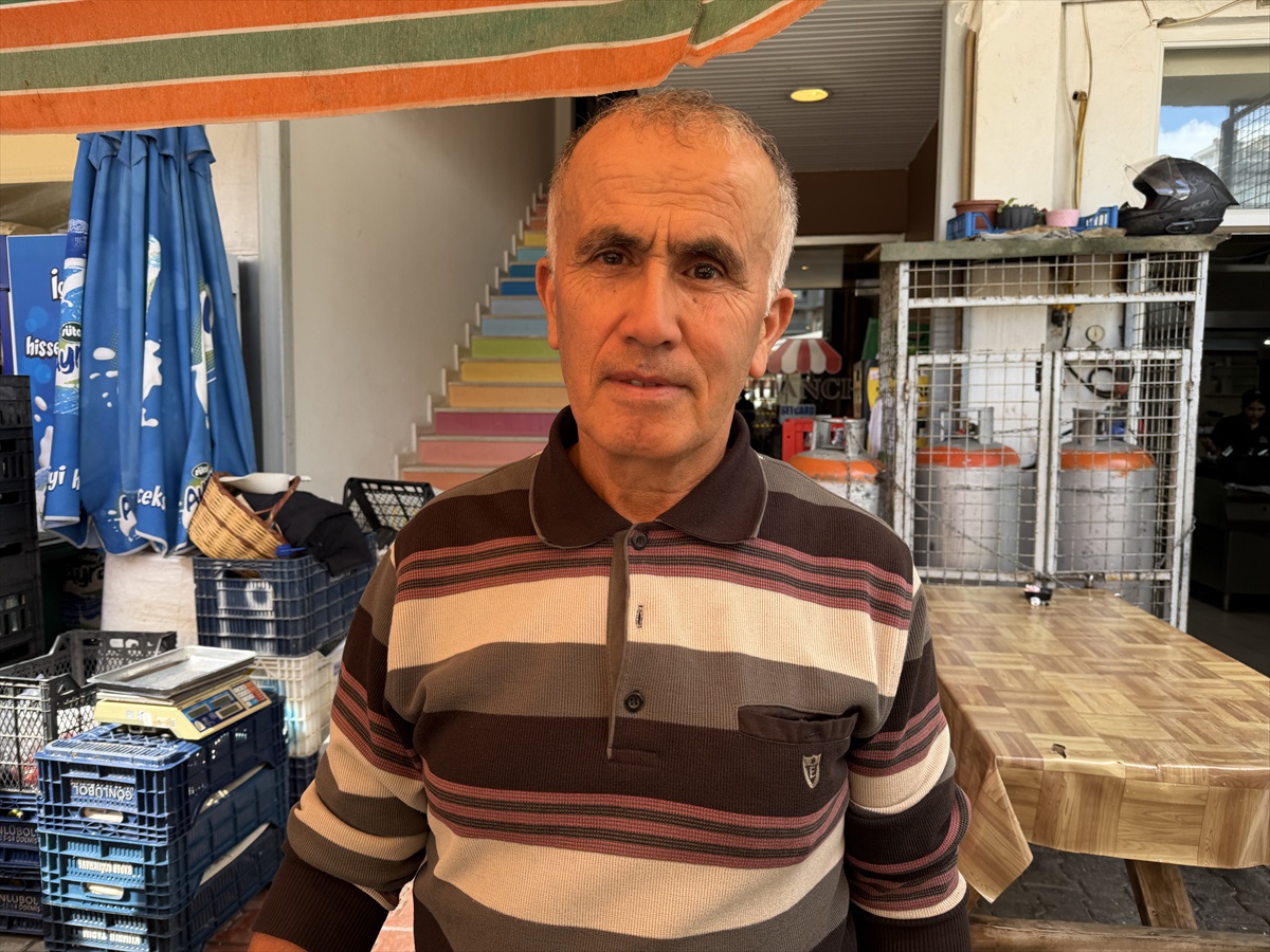 Antalya Alanya\'da sağanak pazarı su bastı, esnaf giderlerin genişletilmesini istedi