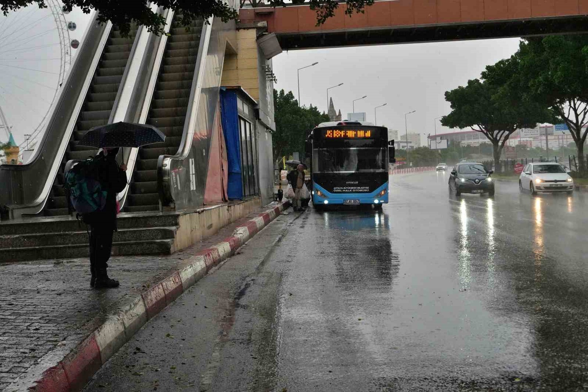 Antalya\'da sağanak su birikintilerine yol açtı, yağış yarın sabaha kadar sürecek
