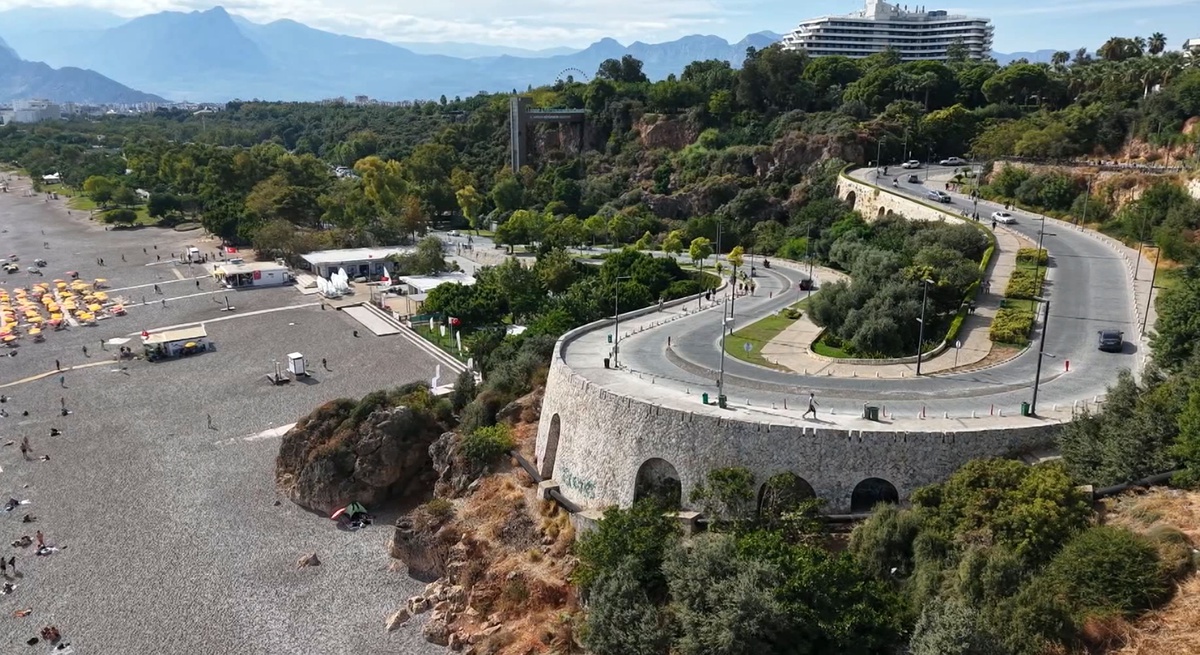 Antalya Kent Müzesi kitabında Varyant ve Hadrian Kapısı\'nın değişimi anlatıldı