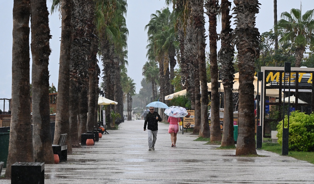 Antalya\'da sağanak yağışa rağmen Konyaaltı Sahili\'nde denize girildi