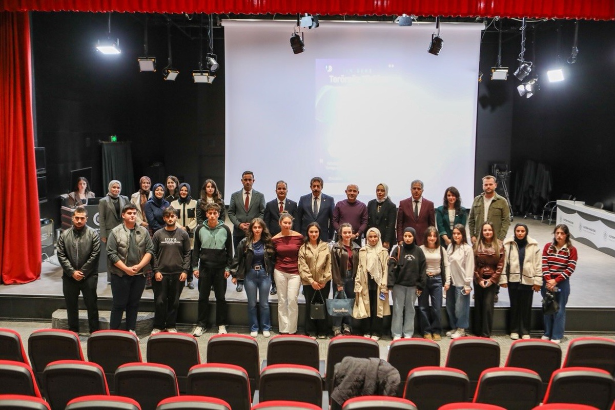 AK Partili Fırat, İletişim Fakültesinde Terörsüz Türkiye konulu ilk dersi verdi