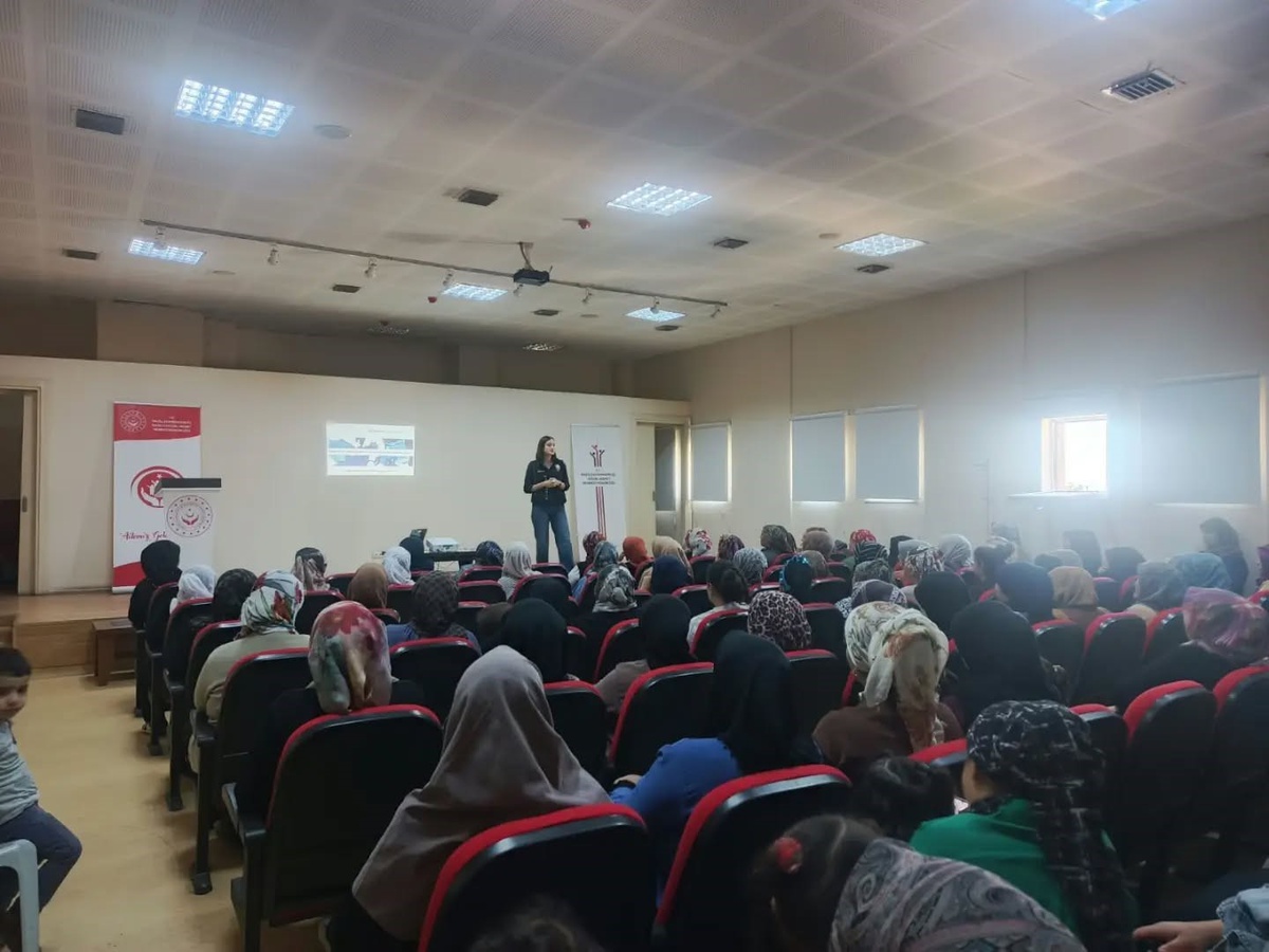 Aydın Nazilli\'de kadınlara sağlık, güvenlik ve mahremiyet eğitimi verildi