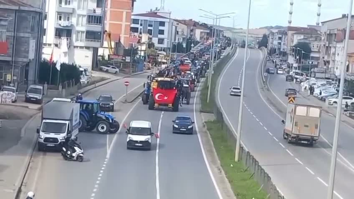 Samsun Bafra\'da çeltik üreticileri taban fiyatı açıklanmayınca 600 araçla eylem yaptı