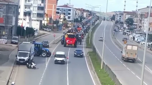 Samsun Bafra'da çeltik üreticileri taban fiyatı açıklanmayınca 600 araçla eylem yaptı