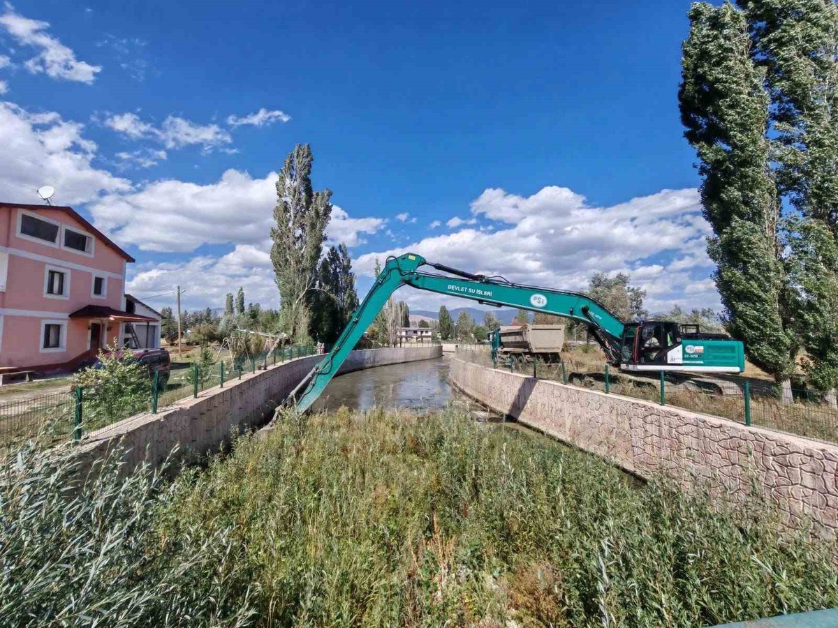 Bayburt Çiğdemtepe\'de dere ıslahını DSİ 22. Bölge Müdürlüğü sürdürüyor