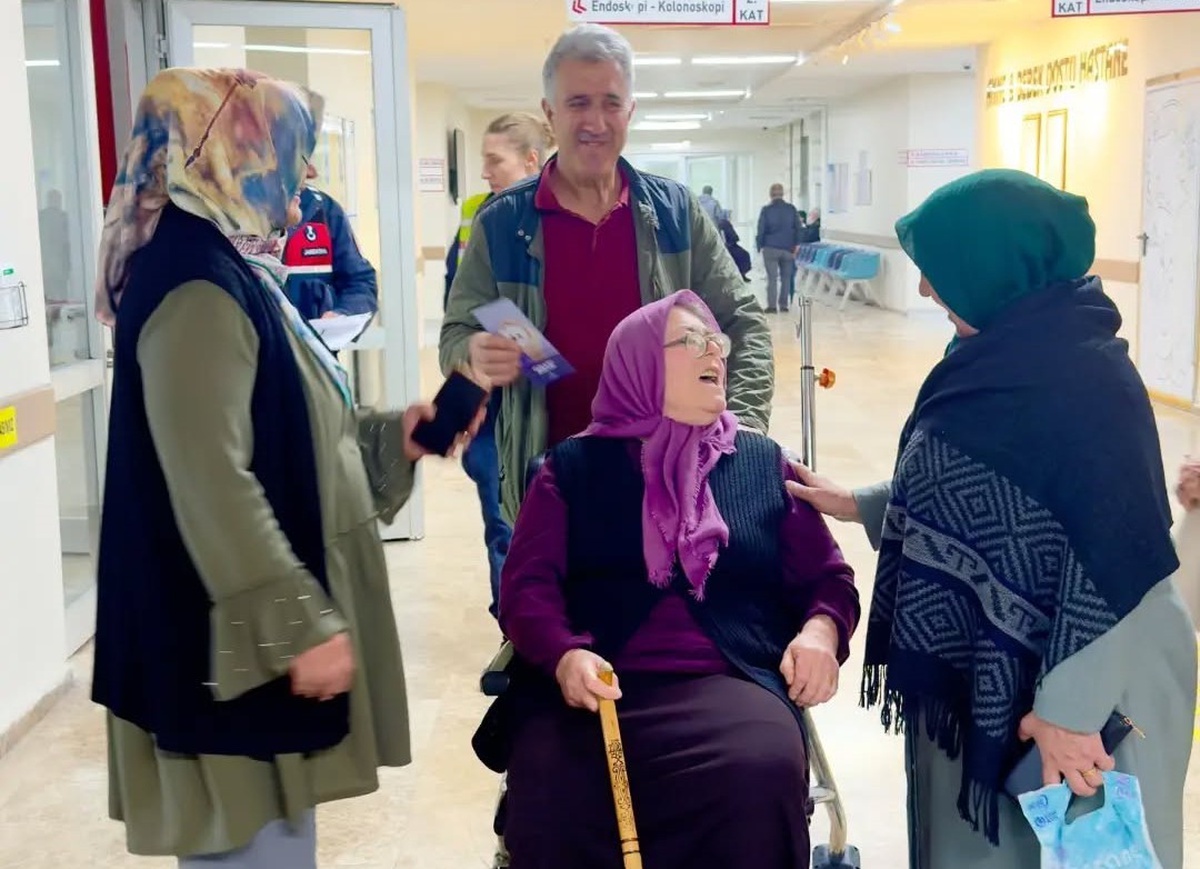 Bayburt Devlet Hastanesi Dünya Yaşlılar Günü\'nde hasta ve personele bilgi verdi