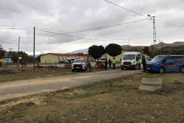 Bayburt jandarması köy okullarında giriş çıkış saatlerinde devriye ve kontrol yaptı